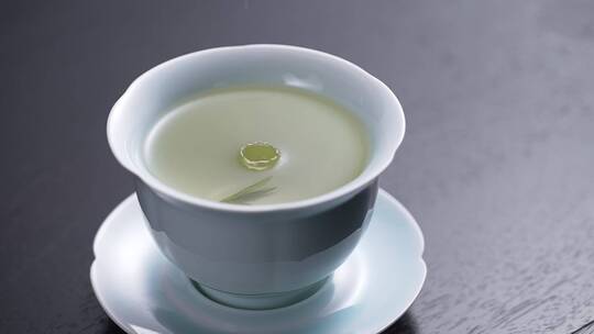 茶滴入沏好茶的清澈绿茶茶汤创意唯美视频素材模板下载
