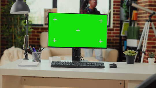 电脑上有绿屏显示的空办公桌视频素材模板下载