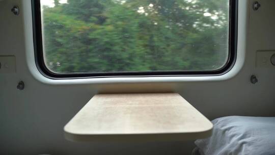 透过火车卧铺看窗外的风景视频素材模板下载