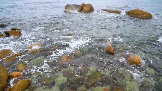 海南三亚海边沙滩海浪拍打礁石