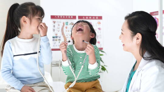 拿着医生听诊器玩耍的男孩女孩