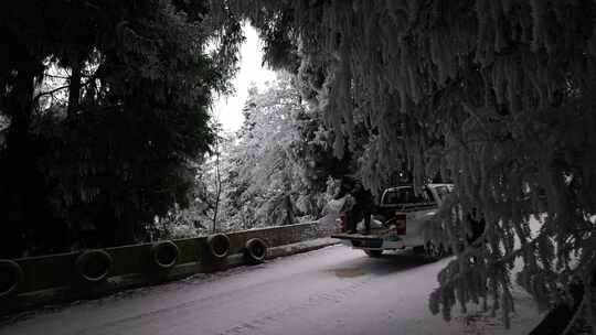 寒潮冬天下雪的村庄田野