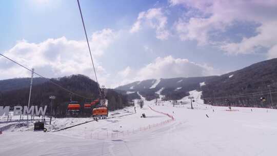 吉林松花湖滑雪场缆车与滑雪道全景