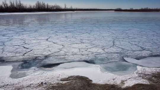 冬季结冰湖面自然风光
