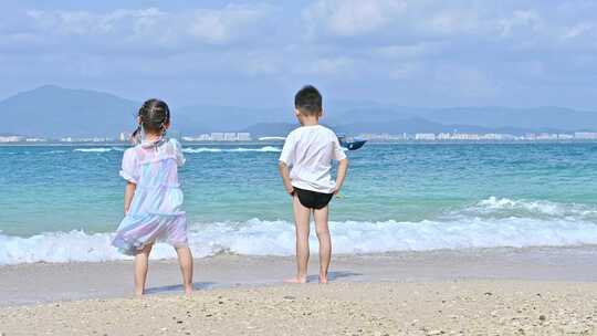 海南三亚西岛风景区小男孩在沙滩上治愈