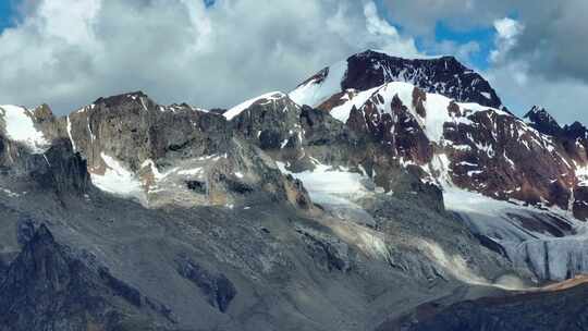 航拍四川甘孜沙鲁里山脉主峰夏塞雪山