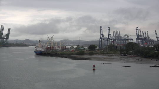 巴拿马码头停泊的船舶