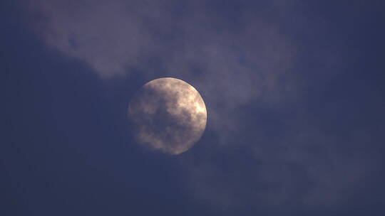 被薄云遮住的月亮特写