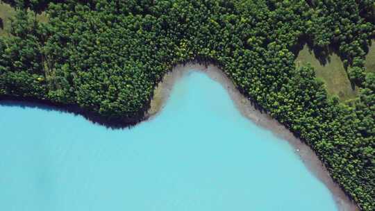 航拍新疆喀纳斯湖绿水青山月亮湾湖水