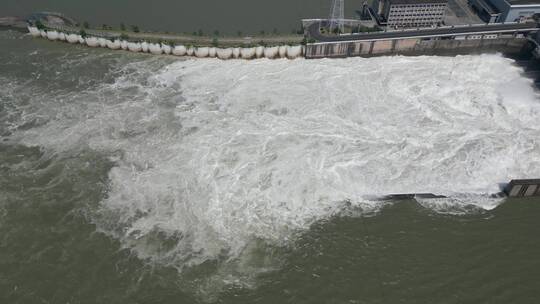 航拍水电站泄洪波涛汹涌水流