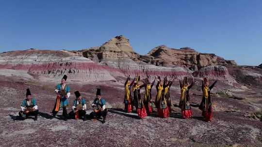 B新疆准噶尔盆地大漠戈壁民族舞蹈6视频素材模板下载