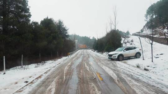 寒冷冰雪天气积雪结冰路面影响通行交通