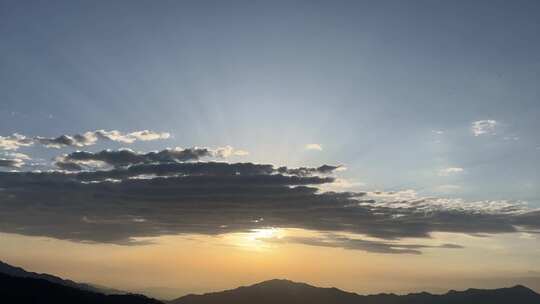 航拍山上落日