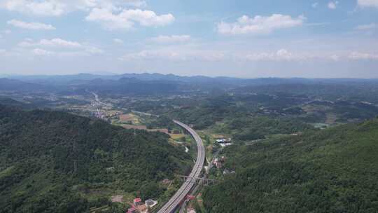 大山中的高速公路交通航拍