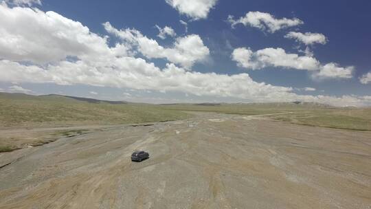 车辆行驶在荒漠路段西藏无人区雪山视频素材模板下载