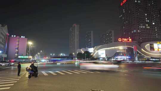 城市万达广场街道路口行人机动车流光轨延时