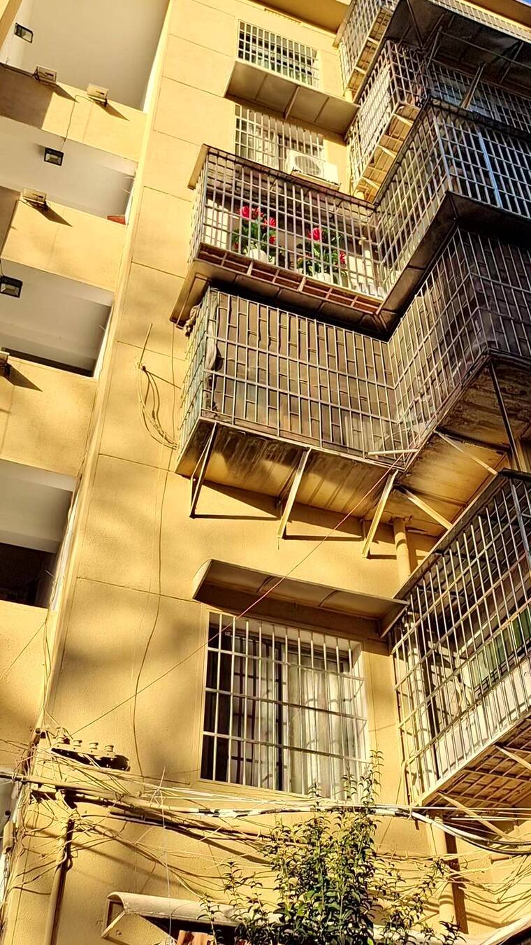 午后阳光照射在斑驳的老房子