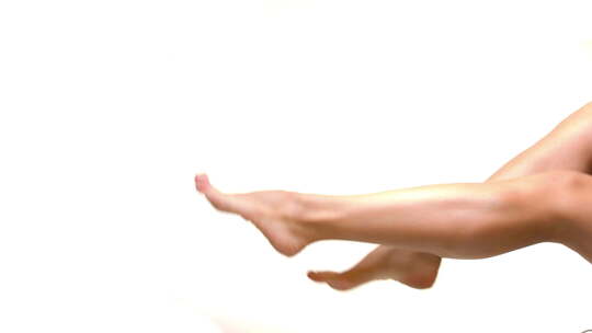 美丽合身的女性腿，健康干净的皮肤在白色背景。