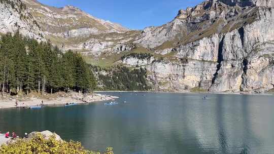 有小船的山林湖泊风景