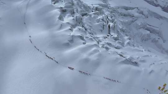 航拍冰川之父慕士塔格峰雪山冰川上的登山队