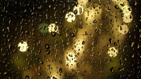 窗外下雨雨水落在玻璃上