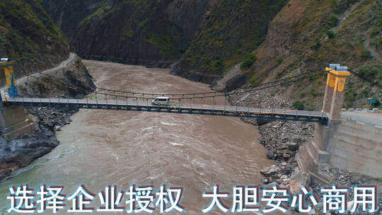 4k西藏江河视频航拍藏区江上的铁索桥和车辆