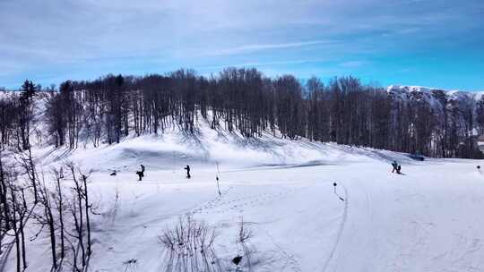 巴尔干山脉滑雪胜地，一名男子驾驶无人机