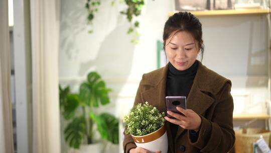 女性在花店选购绿植盆栽