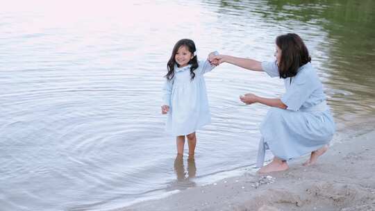 女人和孩子在水上玩耍