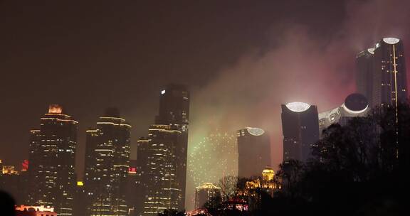 除夕夜。重庆在两江之中放烟庆祝新年