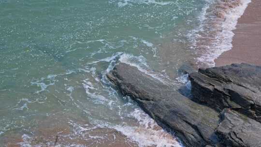 海浪海水冲刷拍打海滩礁石