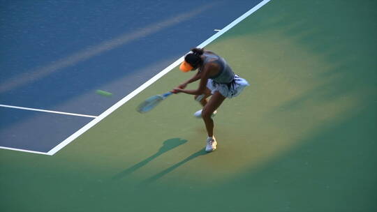 女运动员在网球比赛中击球视频素材模板下载