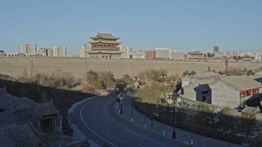 古城墙旁的城市道路风景