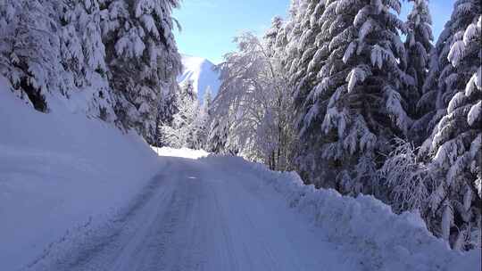 汽车第一视角行驶在大雪后的环山公路上