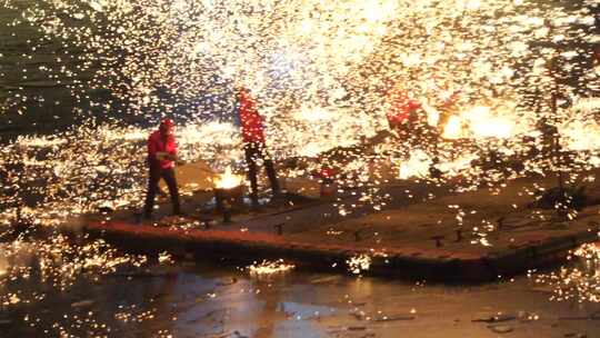 打铁花 传统表演 传统文化 节日气氛 夜景