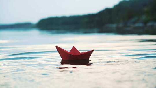 水上漂浮的纸船视频素材模板下载