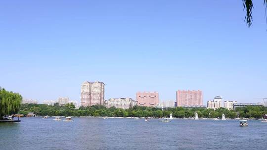 山东济南大明湖公园景区湖面景色与游船游客