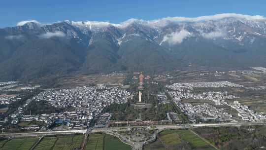 大理苍山下的崇圣寺三塔航拍风光