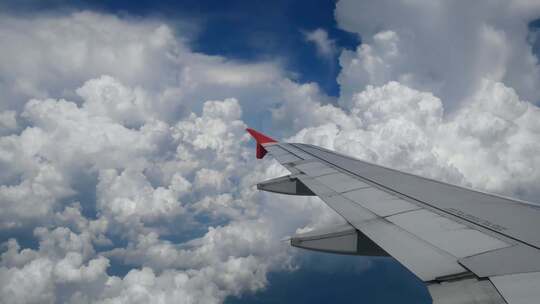 民航飞机窗外的云层天空