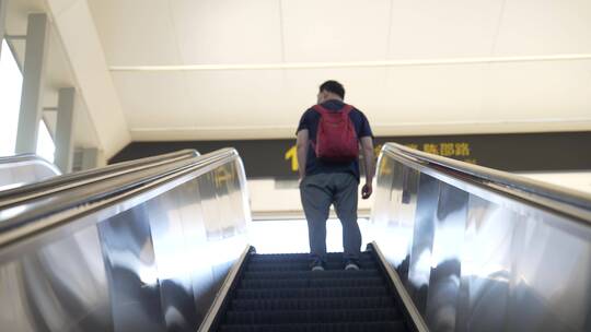 金海路地铁出口扶梯