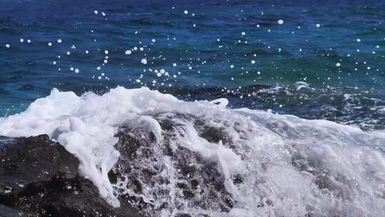 海浪拍打岸边礁石 自然风光