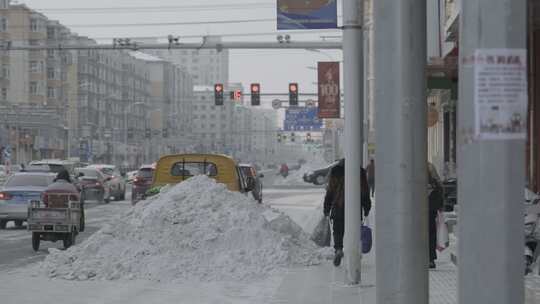 黑龙江牡丹江市城市道路旁被清扫的积雪