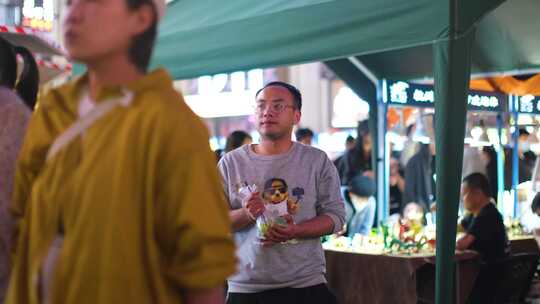 浙江省杭州市武林夜市夜晚夜景逛街购物人群