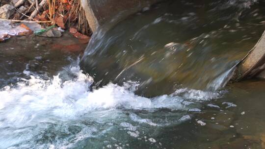 4K管道中奔腾而出的河水水流