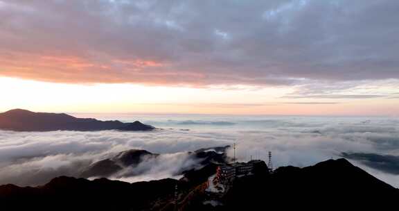 天空和移动的云太阳升起日出延时山顶火烧云