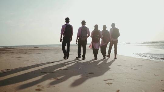 五个人在海边散步的背影