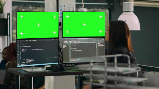 数据库开发人员分析多个屏幕上的绿屏显示