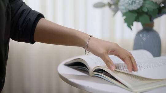 4k唯美清新窗帘飘动房间读书实拍视频