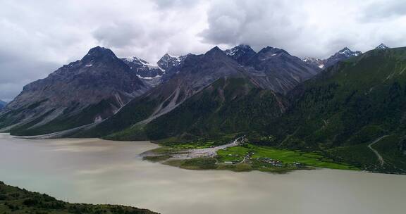 航拍西藏然乌湖的雪山和村庄