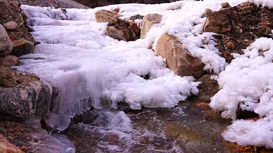 初春 冰雪融化 解冻 冰层 流水 融冰 河流